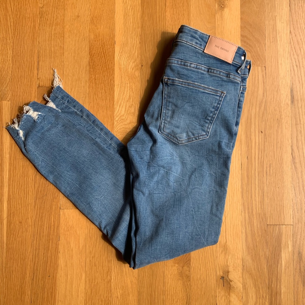 NWT Zara distressed blue skinny jeans